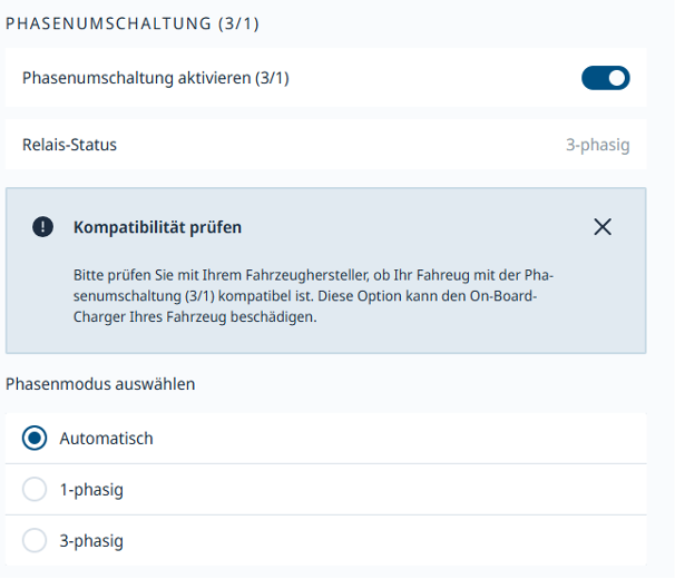 Einstellungsbereich „Phasenumschaltung (3/1)“ mit Aktivierungsschalter, Relais-Status, Kompatibilitätshinweis und den drei Modi Automatisch, 1-phasig und 3-phasig.